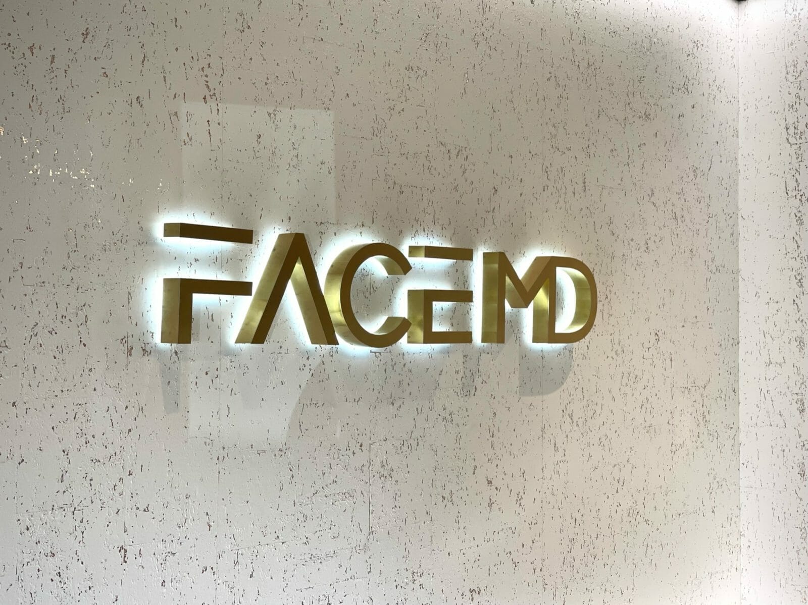 Enseigne Face MD à la réception de la clinique, à Montréal